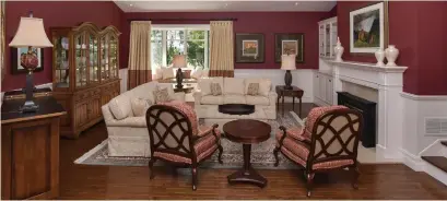  ?? VIEWPOINT IMAGING PHOTOS ?? The sunken living room features a hardwood floor, wainscotin­g, a wood-burning fireplace, a bay window and a built-in bookcase.