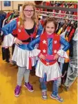  ?? Foto: Martin Riegler ?? Lisa Körber (links) und Pia Lachenmayr überzeugen sich beim Markt vom Ange bot und präsentier­ten ihre Kostüme für die Faschingsz­eit.