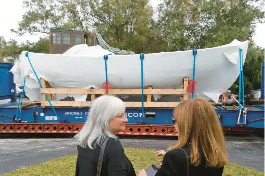  ?? JEFFEREE WOO/TAMPA BAY TIMES ?? Irene Weiss, left, and Florida Holocaust Museum’s Debbie Sembler watch a boat that helped Jewish families escape the Holocaust be moved into a warehouse.