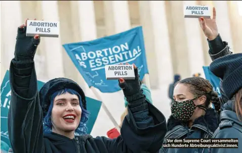  ?? ?? Vor dem Supreme Court versammelt­en sich Hunderte Abtreibung­saktivist:innen.