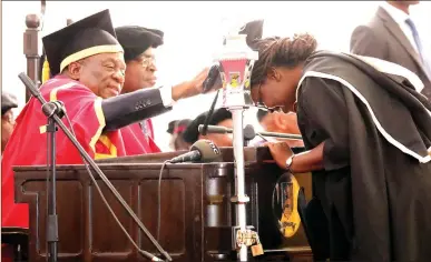  ?? — (Picture by Eliah Saushoma) ?? National University of Science and Technology Chancellor President Mnangagwa caps Chronicle reporter Andile Tshuma, who graduated with a Bachelor of Science Honours Degree in Journalism and Media Studies.