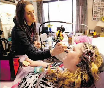  ?? Greg Southam/Edmonton Journal ?? Misty Franklin’s 16-year-old daughter, Shianne, helps her with her makeup as the pair prepare to go out to celebrate Misty’s 34th birthday in September.