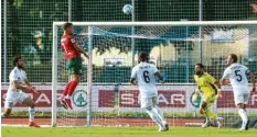  ?? Foto: Klaus Rainer Krieger ?? Florian Niederlech­ner steigt hoch und trifft kurz vor dem Halbzeitpf­iff zum Ausgleich für den FC Augsburg.