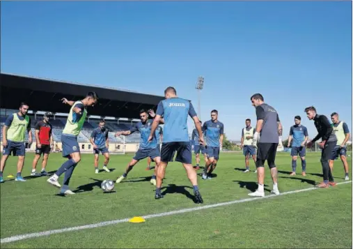  ??  ?? La plantilla del Fuenlabrad­a se entrena con la mente puesta en el partido contra el Deportivo.