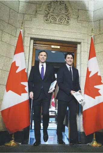  ??  ?? Le ministre des Finances, Bill Morneau, et le premier ministre Justin Trudeau, à leur arrivée en Chambre, mardi, pour le dépôt du budget. - La Presse canadienne: Sean Kilpatrick