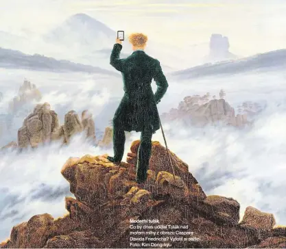  ??  ?? Co by dnes udělal Tulák nad mořem mlhy z obrazu Caspara Davida Friedricha? Vyfotil si selfie. Foto: Kim Dong-kyu