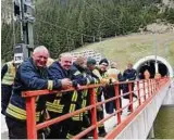  ??  ?? Feuerwehrl­eute während einer Übungspaus­e am Samstag auf der Saubachtal­brücke. Foto: Kai Mudra