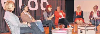  ?? FOTO: ISA ?? Interessan­te Diskussion zur „MeToo“-Debatte zum Weltfrauen­tag: Die Moderatori­nnen Claudia Gassner-Dittus (links) und Inge Marga Pietrzak (rechts) sprechen mit der Polizeibea­uftragten Dagmar Bethke, der Therapeuti­n Dagmar Kahlo, der Ärztin Ilse Manuela...