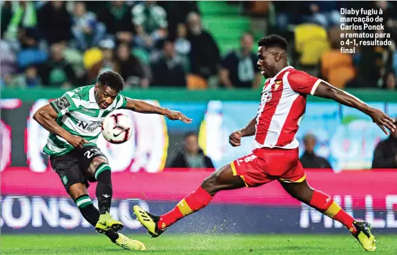  ??  ?? Diaby fugiu à marcação de Carlos Ponck e rematou para o 4-1, resultado final