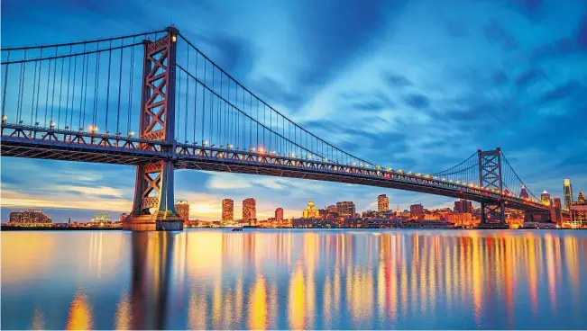  ?? ?? Stahlbeton unterliegt im Laufe der Zeit Verformung­en. Gerade bei Brücken oder anderen Bauwerken kann das fatale Folgen haben. Im Bild: die Ben Franklin Bridge in Philadelph­ia.