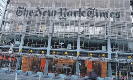  ?? FOTO: BRAULIO JATAR/IMAGO IMAGES ?? Die „New York Times“hat während der Ära Trump Millionen neuer Digitalabo­nnenten gewonnen. Nun stellt sich die Frage, ob sie von einer strikt unabhängig­en Zeitung zu einem Blatt wird, in dem politisch Überzeugte den Ton angeben.