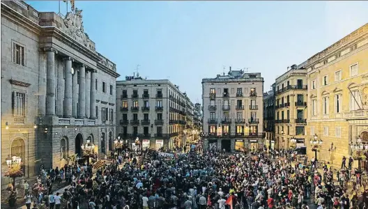  ?? MANU FERNANDEZ / AP ?? Imatge de la manifestac­ió que ahir va convocar la CUP, a favor del referèndum, davant de l’Ajuntament de Barcelona