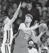  ?? Karen Warren / Staff photograph­er ?? The Rockets devise strategies to take advantage of rookie center Alperen Sengun’s passing ability.