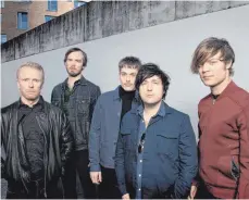  ?? FOTO: ERIK WEISS ?? Die Band Mando Diao: Patrik Heikinpiet­i, Daniel Haglund, Jens Siverstedt, Carl-Johan Fogelklou und Björn Dixgard (von links).