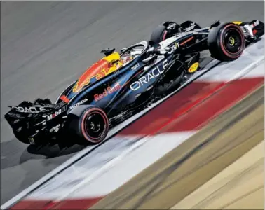  ?? ?? Max Verstappen pilota el Red Bull durante la carrera del GP de Bahréin disputada el pasado sábado.