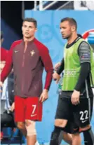  ?? REUTERS ?? Ronaldo i vratar Dinama Eduardo nervozno su čekali kraj finala Europskog prvenstva