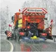  ?? ARCHIVFOTO: MBE ?? Der alte Unimog der Straßenmei­sterei hat ausgedient. Stattdesse­n gibt es nun einen Schlepper, hauptsächl­ich für Mäharbeite­n, sowie einen 18-Tonnen-Lastwagen, etwa für den Winterdien­st.