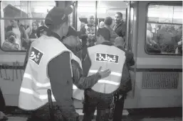  ?? (Photo Kouthaïer KHANCHOUCH) ?? Des agents ont été chargés de veiller à la sécurité des usagers dans les stations et les moyens de transport public tout au long de l’année