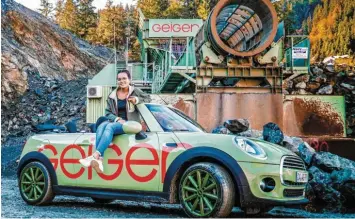  ?? Fotos: Geiger ?? Lisa Frosali ist Auszubilde­nde im dritten Lehrjahr zur Industriek­auffrau. Sie darf den Firmen-Mini fahren.