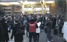  ?? (Photo AFP) ?? Près de , million de voyageurs – ci-dessus en gare de Bercy – étaient attendus dans les gares et à bord des trains en ce week-end de Noël, qui coïncide cette année avec les départs en vacances, avait annoncé vendredi la SNCF.