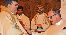  ?? Foto: Helene Weinold ?? Der neue Dekan Thomas Pfefferer (rechts) erneuert vor Generalvik­ar Harald Heinrich sein Treuegelöb­nis gegenüber der Kirche und dem Bischof.