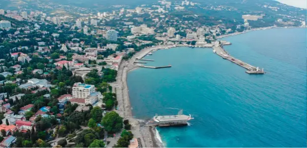  ??  ?? Au bord de la mer Noire, Yalta devient au XIXe siècle une station balnéaire très prisée de l’aristocrat­ie russe qui apprécie son climat presque méditerran­éen.