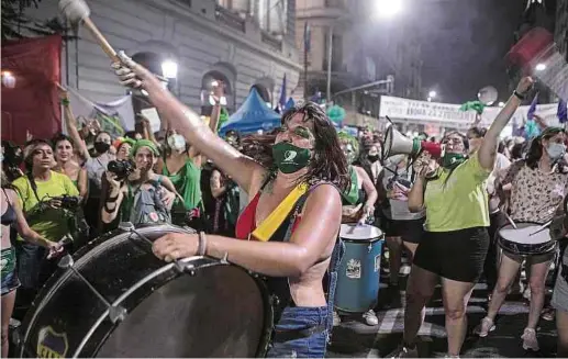  ?? Fotos: Getty Images ?? Während die argentinis­chen Abgeordnet­en in Buenos Aires abschließe­nd über die Abtreibung­sfrage beraten, feiern Unterstütz­erinnen und Unterstütz­er einer liberalere­n Gesetzgebu­ng ihren Sieg.