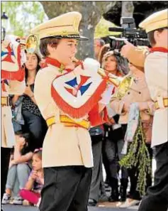  ?? Jenaro Fernández ?? Alejandro toca la corneta durante una procesión el año pasado. A la derecha, David y su tambor en la catedral de Burgos