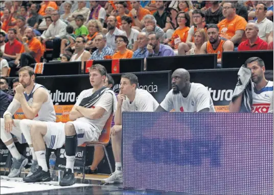  ??  ?? ABATIDOS. Nocioni, Doncic, Carroll, Hunter y Reyes contemplan hundidos el huracán de juego del Valencia Basket en la segunda parte.