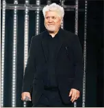  ??  ?? HOMENAJES. Pedro Almodovar le entregó la “Palma de oro” a Jodie Foster.