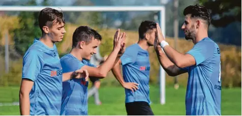  ?? Foto: Oliver Reiser ?? Paul Zeller (links) und Xhevalin Berisha (rechts) wollen die Euphorie der letzten Spiele mitnehmen. Dabei muss der SV Cosmos Aystetten allerdings auf Maximilian Klotz und Patrick Szilagyi (Mitte) verzichten.