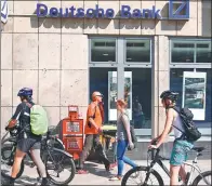  ?? WOLFGANG RATTAY / REUTERS ?? People pass in front of a branch of Deutsche Bank AG in Cologne, Germany.