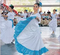  ?? EXPRESO ?? Civismo. Estudiante­s del Vicente Rocafuerte participan en un pregón.