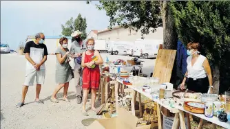  ??  ?? Vente par des bénévoles de la Biffe, avec déballage sur le parking au profit des compagnons