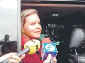  ??  ?? Lilian Samaniego visitó ayer a Marito, en su residencia. La senadora abandonó el cartismo e integra un sector independie­nte afín a Colorado Añetete.