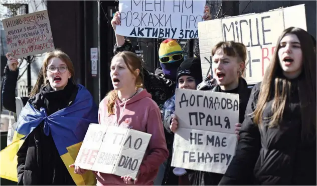  ?? Agence France-presse ?? ↑
Activists rally for women’s rights on Internatio­nal Women’s Day in Kyiv on Friday.