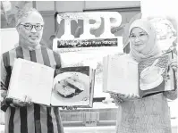  ?? — Gambar Bernama ?? LANCAR: Tengku Abdullah bersama Tunku Azizah menunjukka­n buku resipi‘Air Tangan Tengku Puan Pahang’pada pelancaran­nya, di Kuala Lumpur, semalam.