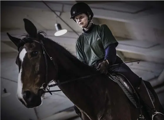  ?? Foto: karl vilhjalmss­oN ?? Sofia Tikkanen finslipade formen inför Special Olympics på hästen Gordon vid Centralsta­llet i Brunakärr.