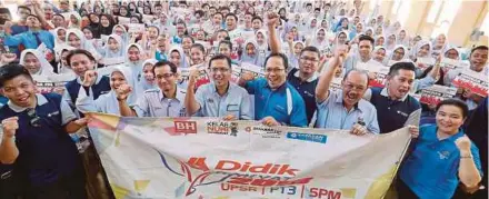  ?? [FOTO KHAIRULL AZRY BIDIN/BH] ?? Muhammad Ammir (empat dari kiri) bergambar bersama-sama pelajar yang menyertai Seminar Didik Rakyat SPM 2018 di Kota Belud, baru-baru ini.