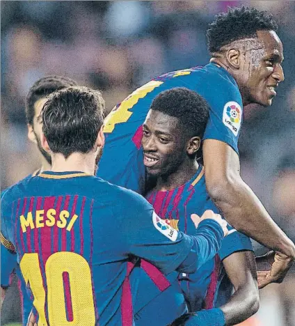  ?? FOTO: PERE PUNTÍ ?? Dembélé, felicitado por Yerry Mina y Leo Messi tras su gran gol, el 5-1 El colombiano inició la jugadaa con un despeje