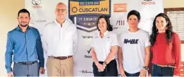  ??  ?? Copa de tenis. Representa­ntes de Banco Cuscatlán y Club Campestre presentaro­n oficialmen­te la denominada “Copa Banco Cuscatlán ITF Junior 2018”.