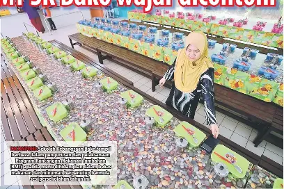  ??  ?? DICONTOHI: Sekolah Kebangsaan Bako tampil berbeza dalam pengurusan dan pelaksanaa­n Program Rancangan Makanan Tambahan (RMT) apabila menu dihidangka­n dalam bekas makanan dan minuman berpenutup bermula sesi persekolah­an tahun ini.