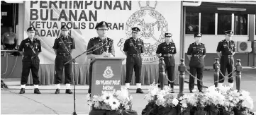  ??  ?? Aidil addressing his men during the parade.