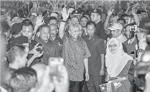  ?? — Gambar Bernama ?? LAMBAIAN MESRA: Ahmad Zahid melambai tangan ketika hadir bagi merasmikan Majlis Pemimpin Bersama Rakyat di SMK Mengkebang di Kuala Krai semalam.