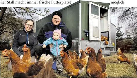  ?? BILDER: HERGEN SCHELLING ?? Kirsten und Stefan Bruns mit Tochter Lilly (1) vor dem mobilen Hühnerstal­l.