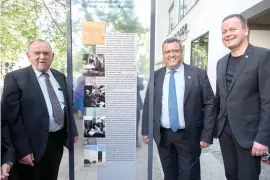  ?? (Copyright Omri Brandt) ?? DEDICATION CEREMONY of the memorial plaque in honor of the centennial anniversar­y of the Central Zionist Archives, attended by: (from left) World Zionist Organizati­on chairman Avraham Duvdevani, Jerusalem Mayor Moshe Lion and Berlin Senator of Culture and Europe, Dr. Klaus Lederer.