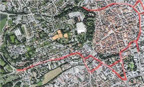  ??  ?? Die rote Linie zeigt schematisc­h, für welche Bereiche ab 2025 ganztags Tempo 30 gelten soll. Außerdem sollen die Fahrbahnen der Straßen schmäler gemacht werden, um mehr Platz für Geh- und Radwege zu erhalten.