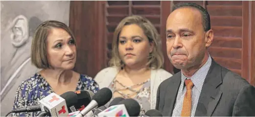  ?? GETTY IMAGES ?? JessicaWas­hington Gutierrez ( center) was with her mother, Soraida, when her father, U. S. Rep. Luis Gutierrez, D- Ill., announced last year that he would retire from Congress at the end of his current term. Now she apparently is talking to people...