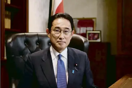  ?? DU XIAOYI / EFE ?? Fumio Kishida, antic ministre d’Exteriors, fotografia­t just després de ser elegit líder del seu partit