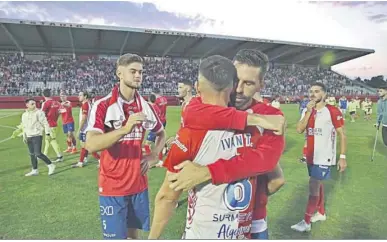  ?? ?? Jordi Figueras se funde en un abrazo con Iván Turrillo.
